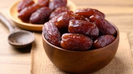 Sajian kurma di dalam mangkuk kayu yang dianjurkan sebagai makanan pembuka saat berbuka puasa sesuai sunnah Rasulullah SAW.