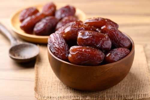 Sajian kurma di dalam mangkuk kayu yang dianjurkan sebagai makanan pembuka saat berbuka puasa sesuai sunnah Rasulullah SAW.