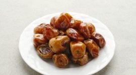 Ilustrasi kebiasaan Nabi Muhammad SAW memakan kurma sebagai sunnah saat berbuka di bulan Ramadan.