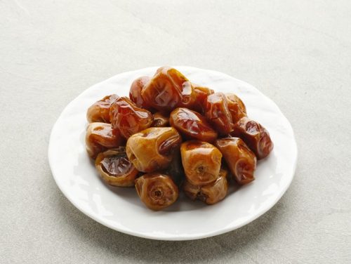 Ilustrasi kebiasaan Nabi Muhammad SAW memakan kurma sebagai sunnah saat berbuka di bulan Ramadan.