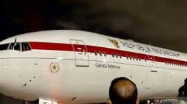 Pesawat Garuda Indonesia PK-GIF yang membawa Presiden Prabowo Subianto tiba di Pangkalan Udara Angkatan Udara Kerajaan Yordania Marka, Kota Amman, Yordania, Selasa (24/2/2026)