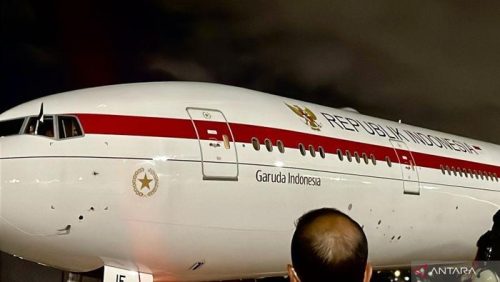 Pesawat Garuda Indonesia PK-GIF yang membawa Presiden Prabowo Subianto tiba di Pangkalan Udara Angkatan Udara Kerajaan Yordania Marka, Kota Amman, Yordania, Selasa (24/2/2026)