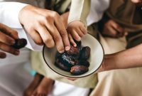 Kurma menjadi pilihan takjil sunah yang menyehatkan saat berbuka puasa Ramadan.