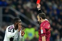 Pierre Kalulu dikartu merah lawan Inter (Foto: REUTERS/Daniele Mascolo)
