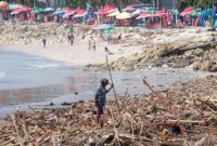 Sampah kiriman dari laut terlihat menumpuk di kawasan Pantai Kuta, Bali, saat musim hujan.