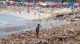 Sampah kiriman dari laut terlihat menumpuk di kawasan Pantai Kuta, Bali, saat musim hujan.