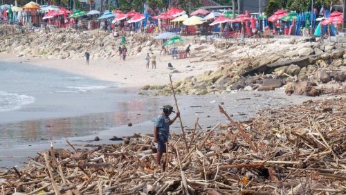 Sampah kiriman dari laut terlihat menumpuk di kawasan Pantai Kuta, Bali, saat musim hujan.