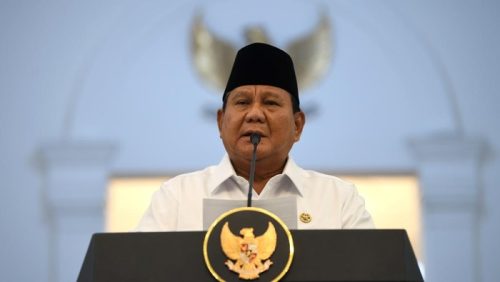 Presiden Prabowo Subianto memberikan sambutan resmi di Istana Kepresidenan dengan latar lambang negara Garuda Pancasila.