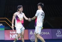 Ganda putra Indonesia, Raymond Indra dan Nikolaus Joaquin, fokus menghadapi lawan dalam turnamen bulutangkis.