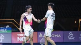 Ganda putra Indonesia, Raymond Indra dan Nikolaus Joaquin, fokus menghadapi lawan dalam turnamen bulutangkis.