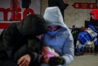 Warga bermalam di stasiun metro Kyiv akibat pemadaman listrik usai serangan Rusia yang menargetkan sektor energi Ukraina.