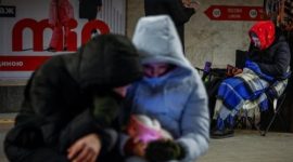 Warga bermalam di stasiun metro Kyiv akibat pemadaman listrik usai serangan Rusia yang menargetkan sektor energi Ukraina.