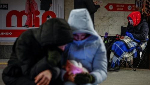 Warga bermalam di stasiun metro Kyiv akibat pemadaman listrik usai serangan Rusia yang menargetkan sektor energi Ukraina.