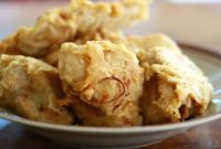 Takjil gorengan rumahan siap disajikan, termasuk tahu isi, pisang goreng wijen, dan bakwan sayur.