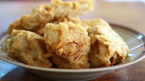Takjil gorengan rumahan siap disajikan, termasuk tahu isi, pisang goreng wijen, dan bakwan sayur.