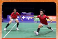 Ganda putri Indonesia, Amallia Cahaya Pratiwi/Siti Fadia Silva Ramadhanti, bersiap mengembalikan shuttlecock pada laga hari pertama German Open 2026 di Westenergie Sporthalle, Jerman, Selasa (24/2/2026).