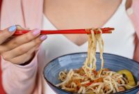 Ilustrasi seseorang makan mie umur panjang (Foto: Freepik)