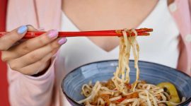 Ilustrasi seseorang makan mie umur panjang (Foto: Freepik)