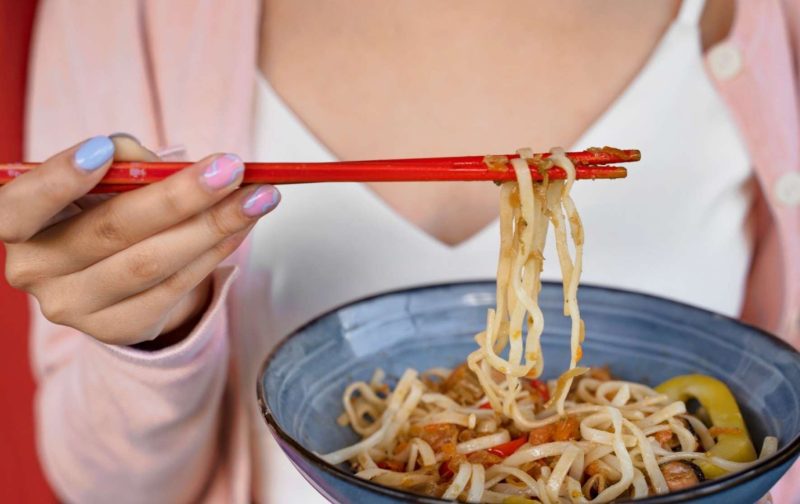 Ilustrasi seseorang makan mie umur panjang (Foto: Freepik)