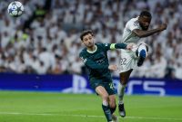 Antonio Ruediger Real Madrid melewati Bernardo Silva Man City saat Liga Champions di Santiago Bernabeu, Madrid, 11 Desember 2025. (Oscar DEL POZO/AFP)