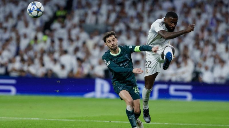 Antonio Ruediger Real Madrid melewati Bernardo Silva Man City saat Liga Champions di Santiago Bernabeu, Madrid, 11 Desember 2025. (Oscar DEL POZO/AFP)
