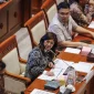 Menteri Komdigi Meutya Hafid membahas program kerja dengan Komisi 1 DPR. Sumber: ANTARA FOTO / Asprilla Dwi Adha