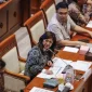 Menteri Komdigi Meutya Hafid membahas program kerja dengan Komisi 1 DPR. Sumber: ANTARA FOTO / Asprilla Dwi Adha