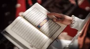 Muslim membaca Al-Qur’an di malam hari memperdalam doa Nuzulul Quran