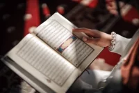 Ilustrasi seorang Muslim membaca Al-Qur’an di malam hari, memperdalam ibadah dan doa Nuzulul Quran. Sumber foto: Pexels