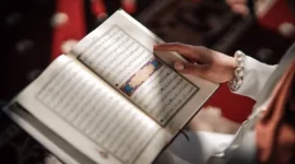 Ilustrasi seorang Muslim membaca Al-Qur’an di malam hari, memperdalam ibadah dan doa Nuzulul Quran. Sumber foto: Pexels