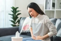 Ilustrasi seseorang memegang perut karena terasa begah setelah berbuka puasa.