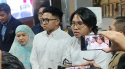 YouTuber Resbob dan Bigmo bersama ibu mereka berbicara dengan wartawan di Gedung Bareskrim Polri, Jakarta, 19 September 2025