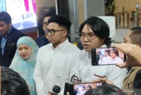YouTuber Resbob, Bigmo, dan ibu mereka berbicara dengan media di Bareskrim Polri, Jakarta, Jumat (19/9/2025). (ANTARA/Nadia Putri Rahmani)