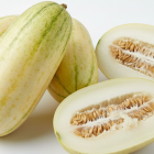 Timun suri menjadi buah favorit saat Ramadan karena rasanya segar dan kaya air.