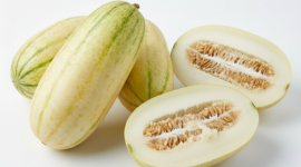 Timun suri menjadi buah favorit saat Ramadan karena rasanya segar dan kaya air.