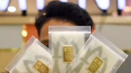 Ilustrasi emas batangan Antam yang mengalami penurunan harga.