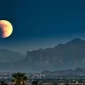Ilustrasi gerhana bulan total atau blood moon yang akan terjadi pada 3 Maret 2026. (Sumber: Envato/ChrisFloresFoto)