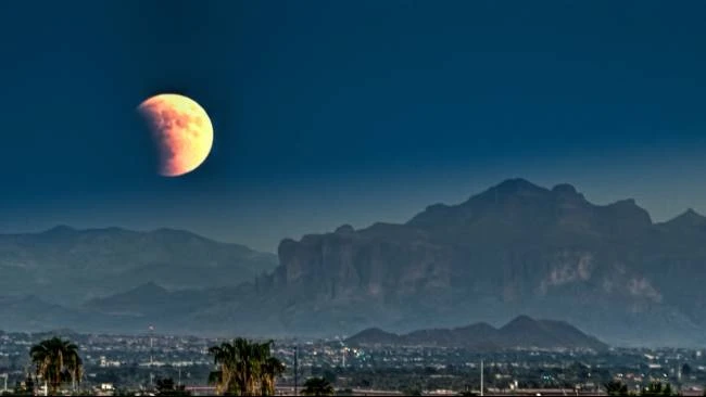 Ilustrasi gerhana bulan total atau blood moon yang akan terjadi pada 3 Maret 2026. (Sumber: Envato/ChrisFloresFoto)
