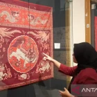 Seorang pemandu menjelaskan koleksi batik dalam pameran “Batik Silang Budaya di Atas Kain” di Museum Tekstil Jakarta, Jumat (13/2/2026). ANTARA/Lia Wanadriani Santosa/am