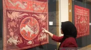 Pemandu menjelaskan koleksi batik dalam pameran Batik Silang Budaya di Museum Tekstil Jakarta saat perayaan Imlek