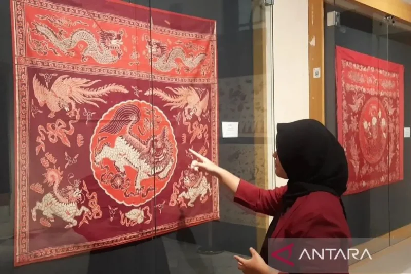 Seorang pemandu menjelaskan koleksi batik dalam pameran “Batik Silang Budaya di Atas Kain” di Museum Tekstil Jakarta, Jumat (13/2/2026). ANTARA/Lia Wanadriani Santosa/am
