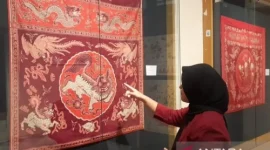 Seorang pemandu menjelaskan koleksi batik dalam pameran “Batik Silang Budaya di Atas Kain” di Museum Tekstil Jakarta, Jumat (13/2/2026). ANTARA/Lia Wanadriani Santosa/am
