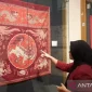 Seorang pemandu menjelaskan koleksi batik dalam pameran “Batik Silang Budaya di Atas Kain” di Museum Tekstil Jakarta, Jumat (13/2/2026). ANTARA/Lia Wanadriani Santosa/am