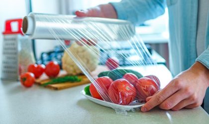 Ilustrasi kenaikan harga plastik akibat perang Timur Tengah.