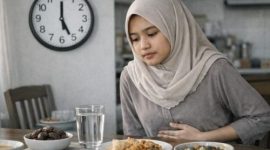 Menu sahur sehat dengan sayur, buah, dan sumber protein membantu menahan lapar lebih lama saat puasa.