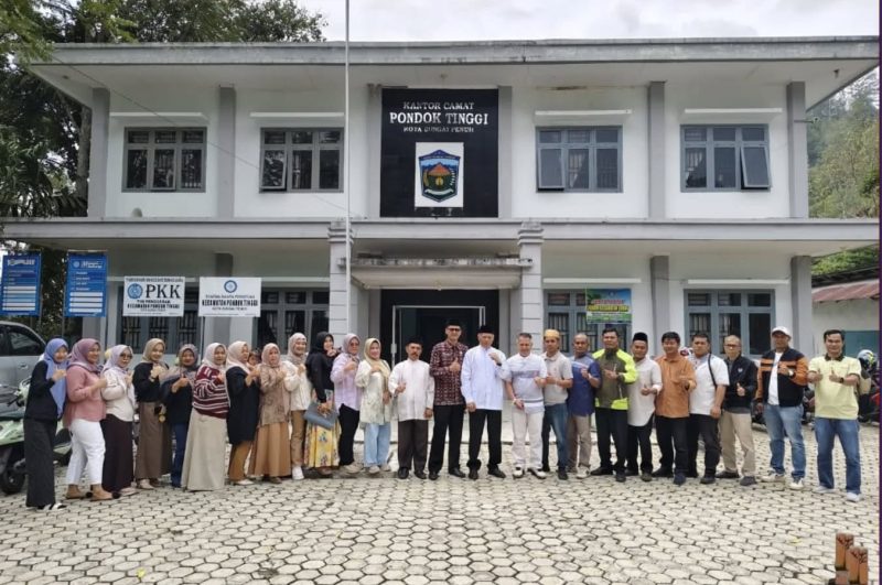 Azhar Hamzah saat melakukan sidak pelayanan publik di Kecamatan Pondok Tinggi.