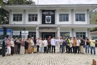 Azhar Hamzah saat melakukan sidak pelayanan publik di Kecamatan Pondok Tinggi.