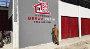 Wawako Sungai Penuh Azhar Hamzah memantau langsung progres pembangunan Koperasi Merah Putih yang hampir selesai.