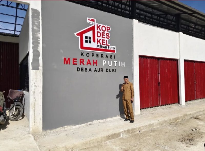 Azhar Hamzah meninjau pembangunan Koperasi Merah Putih yang telah mencapai 82 persen.(foto Humas)