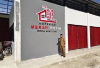 Azhar Hamzah meninjau pembangunan Koperasi Merah Putih yang telah mencapai 82 persen.(foto Humas)